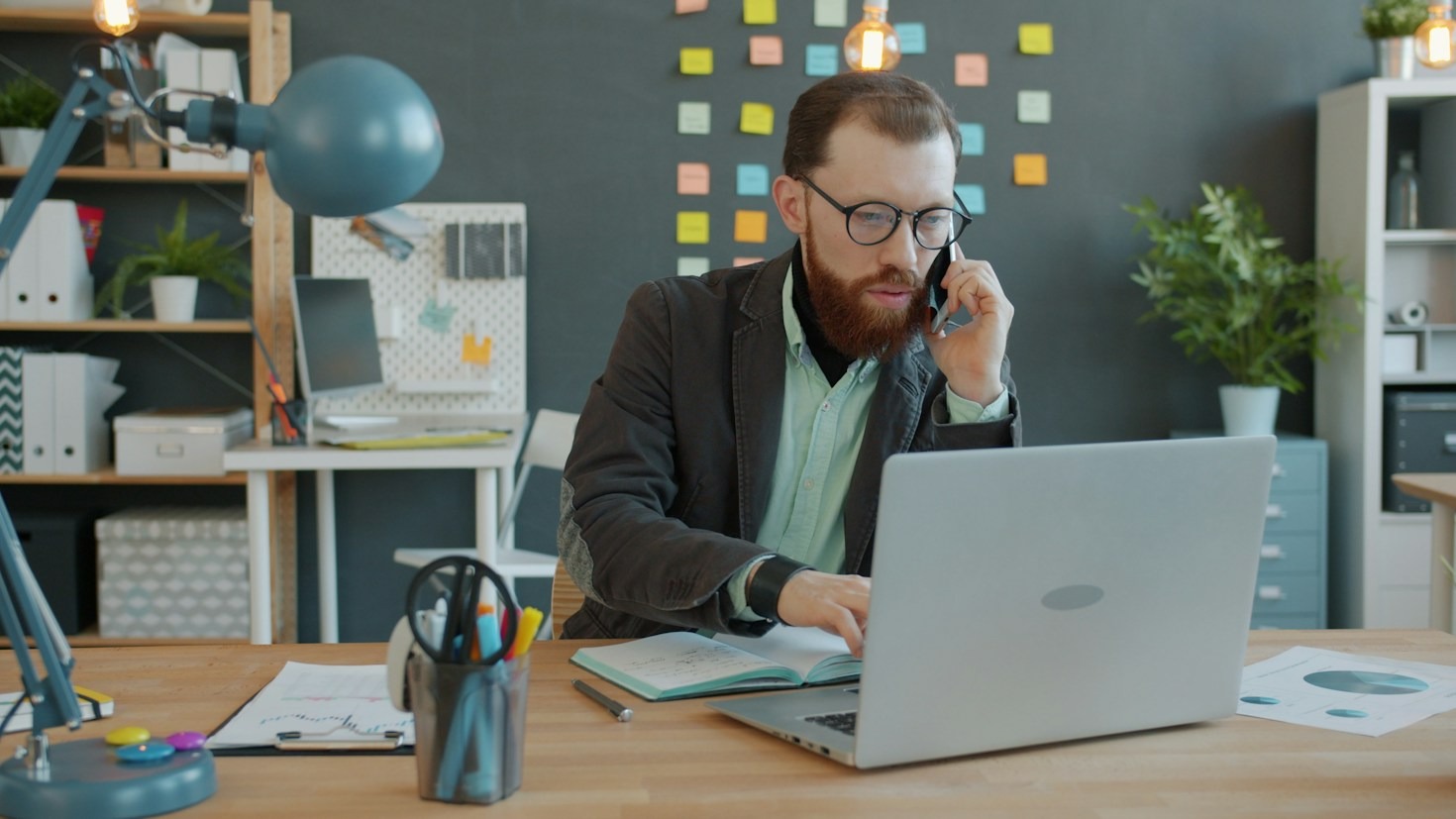 Praktische Gadgets für deinen Schreibtisch: Mehr Komfort beim Arbeiten